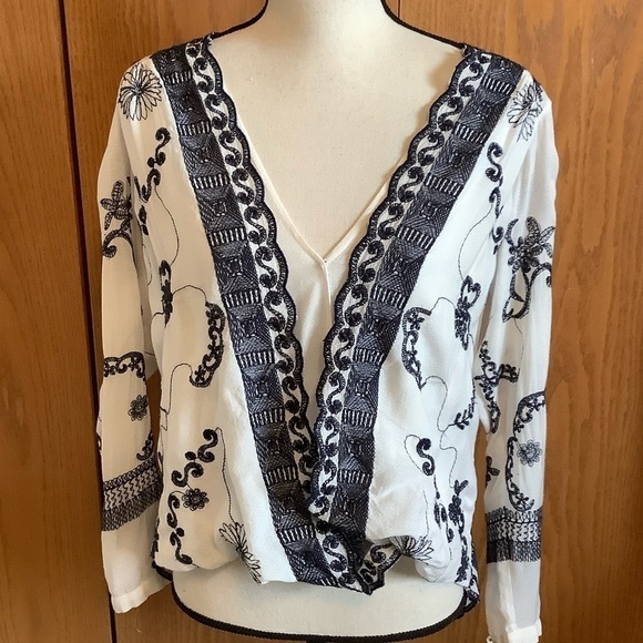 TRYB White And Navy Hi-Low Embroidered Top Sz-M - Picture 1 of 6